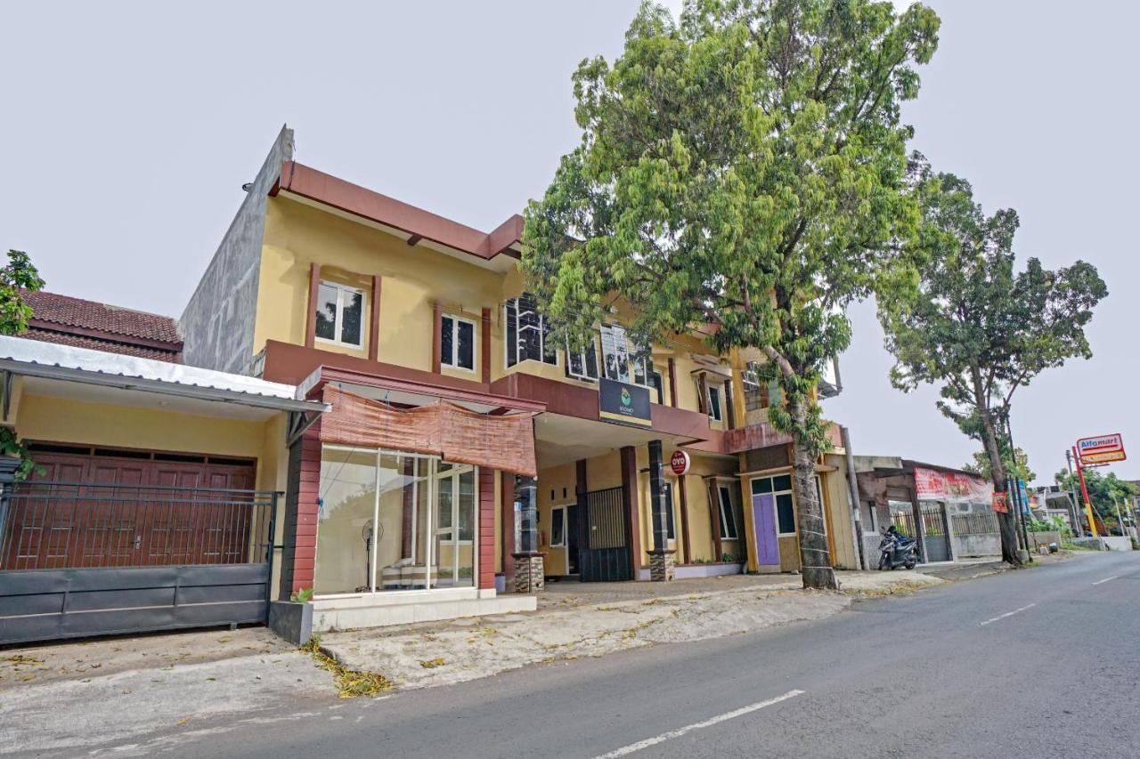 Oyo 3298 Bromo Guest House Family Malang Eksteriør bilde